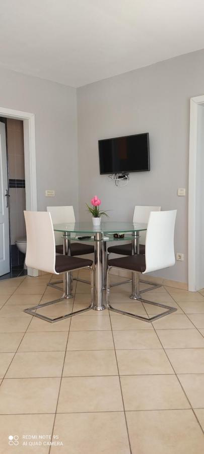 Apartments Sandra เวอร์ซาร์ ภายนอก รูปภาพ